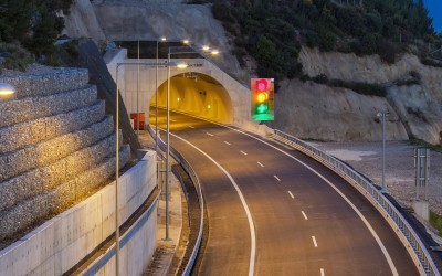 Τι σημαίνει το κίτρινο φανάρι στις ελληνικές σήραγγες; Δεν το ξέρουν 8 στους 10 οδηγούς