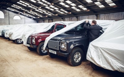 Επιχειρηματίας αγόρασε 240 Land Rover Defender - Και έβγαλε πάρα πολλά λεφτά