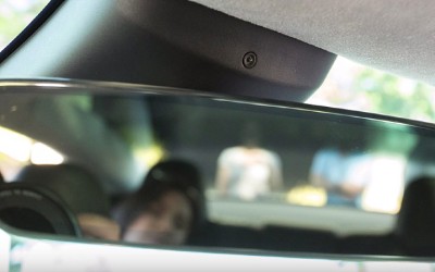 Τι είναι αυτή η κάμερα πάνω από τον καθρέπτη στα Tesla; 