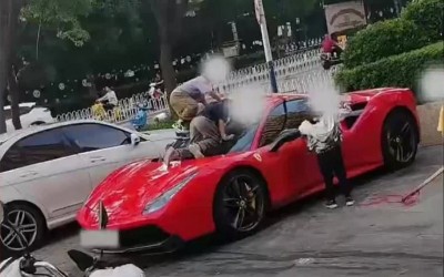 Παιδιά έκαναν τσουλήθρα πάνω σε Ferrari – Ο κάτοχος πήγε στα δικαστήρια τους γονείς (video)