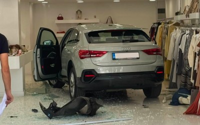SUV μπήκε σε μαγαζί σε κεντρική λεωφόρο της Αθήνας – Δείτε εικόνες