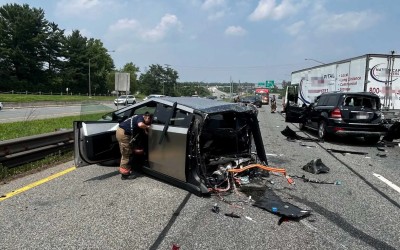 Tesla Cybertruck κόπηκε στα δύο στον αυτοκινητόδρομο – Δείτε εικόνες και video