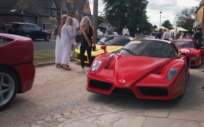 Το μικρό χωριό που γέμισε Ferrari – Άφωνοι οι κάτοικοι από το θέαμα