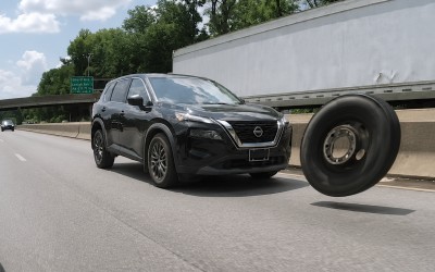 Τροχός έφυγε από φορτηγό και διέλυσε SUV - Μέσα σε αυτοκινητόδρομο (video)
