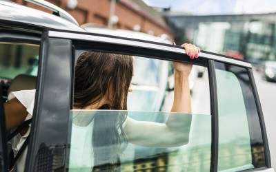 Γιατί τα πίσω παράθυρα στα αυτοκίνητα δεν κατεβαίνουν μέχρι κάτω;