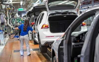 Η μοναδική μάρκα που πουλάει 100.000 αυτοκίνητα τον μήνα – Κέρδισε ξανά την Toyota