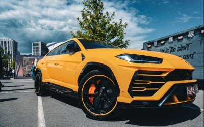 Η χώρα που έχει πόλεμο κι όμως αγοράζει Porsche, Aston Martin, Rolls-Royce, Bentley, Ferrari και Lamborghini