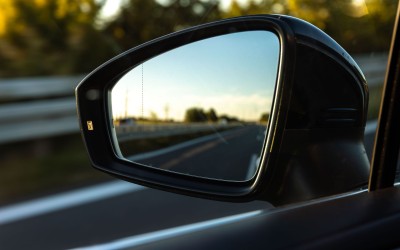 Γιατί υπάρχει αυτή η διακεκομμένη γραμμή στους πλαϊνούς καθρέπτες του αυτοκινήτου;
