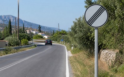 Η πινακίδα που βλέπεις παντού στους ελληνικούς δρόμους – Μπερδεύει 9 στους 10 οδηγούς 