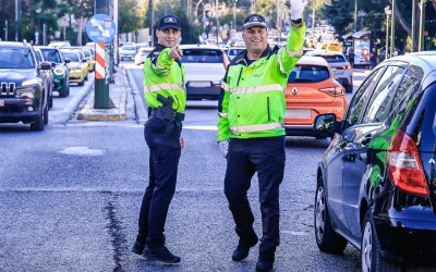 Το φανάρι λέει «πράσινο» και ο τροχονόμος «STOP» - Ποιον υπακούς; 
