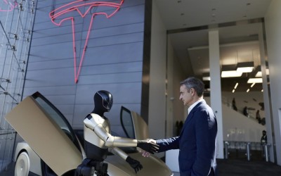 Το ρομπότ που υποδέχθηκε τον Μητσοτάκη στην Tesla – Είναι το μεγάλο στοίχημα του Elon Musk