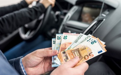 Κάθε μήνα χάνεις το 10% του μισθού σου – Και αυτός είναι ο λόγος