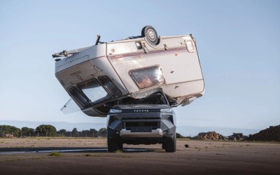 Έριξαν τροχόσπιτο πάνω στο Toyota Hilux - Και αυτό συνέχισε να κινείται (video)