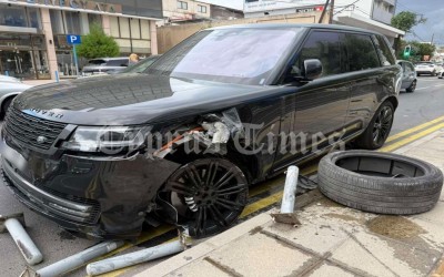 Κύπρος: Οδηγός πολυτελούς SUV τράκαρε και πήγε να φύγει με τρεις ρόδες (video)