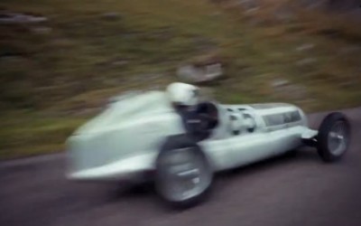 Video: Μία Silver Arrow W25 ξανασπάει τα χρονόμετρα

