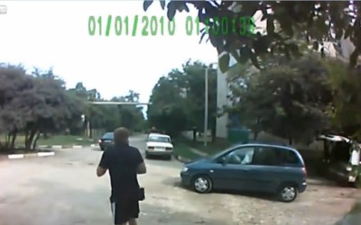 Video: Αερόσακος ανοίγει σε λακκούβα

