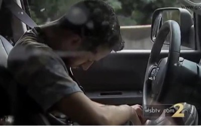 Video: Νεαρός αποκοιμιέται στο τιμόνι

