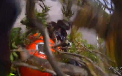 Video: Κλαδί πέφτει σε ανυποψίαστο μοτοσικλετιστή

