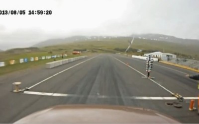 Video: Αναγκαστική προσγείωση σε αγώνα dragster

