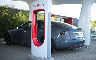 Φορτιστές Tesla στην Autobahn και στις Άλπεις