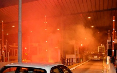 Έβαλαν φωτιά στα διόδια της Μαλακάσας