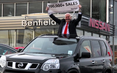 Πωλητής της Nissan έσπασε ρεκόρ με 100.000 πωλήσεις


