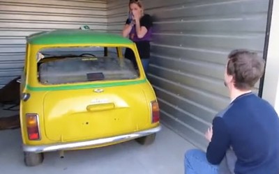 Πρόταση γάμου με Mini του 1975 (VIDEO)