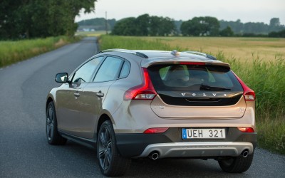 Volvo V40 Cross Country: Ίδια τιμή μηχανικό & αυτόματο