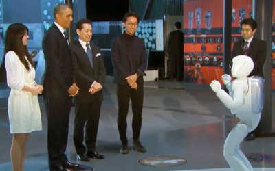 Ο Ομπάμα παίζει μπάλα με τον Asimo της Honda (video)