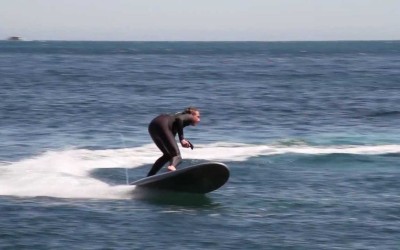 Ηλεκτρικό surfboard για την παραλία