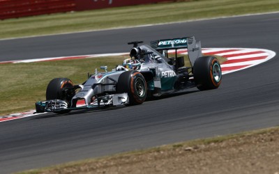 GP M. Βρετανίας: Ταχύτερες οι Mercedes, από κοντά ο Alonso