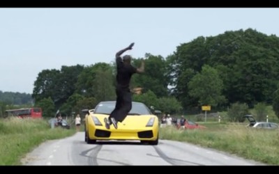 Video: Άλμα πάνω από Gallardo

