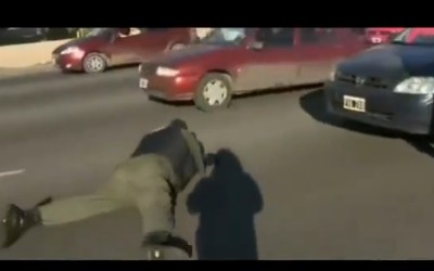 Video: Αστυνομικός προσποιείται ότι χτυπήθηκε από αυτοκίνητο

