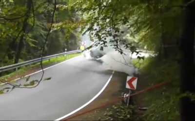 Video: Ολική καταστροφή για Mitsubishi EVO σε ράλλυ