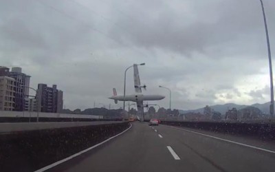 Kάμερα κατέγραψε συντριβή αεροπλάνου (VIDEO)