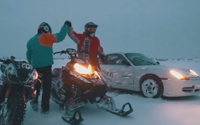Porsche, μοτοσικλέτα και snowmobile driftάρουν μαζί (VIDEO)