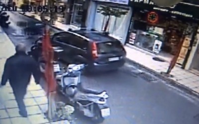 Μοτοσικλέτα εισέβαλε σε βιτρίνα στο Ηράκλειο (VIDEO)

