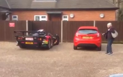 McLaren τρομάζει ηλικιωμένη κυρία (VIDEO)