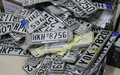 Πωλούσε πινακίδες κυκλοφορίας μέσω ίντερνετ!