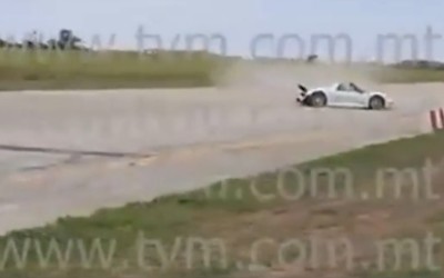Video: Porsche 918 εισβάλει σε εξέδρα θεατών

