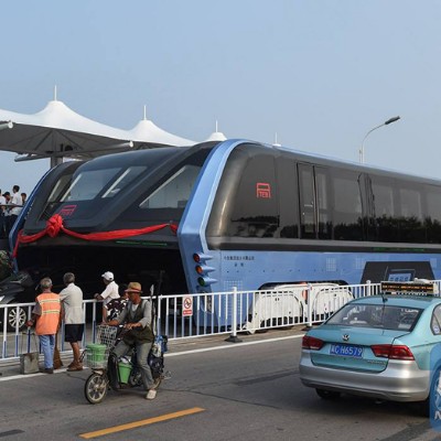 Το πρώτο υπερυψωμένο λεωφορείο στην Κίνα (video)