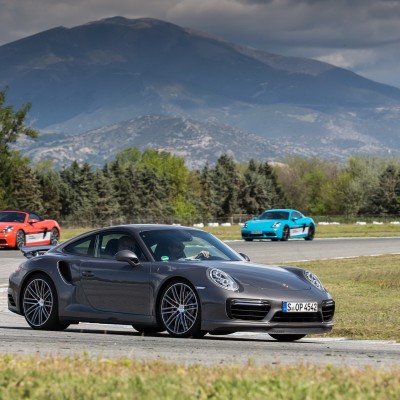 Στις Σέρρες με 911 Turbo, Panamera Turbo, Cayman S, Boxster S και Macan Turbo