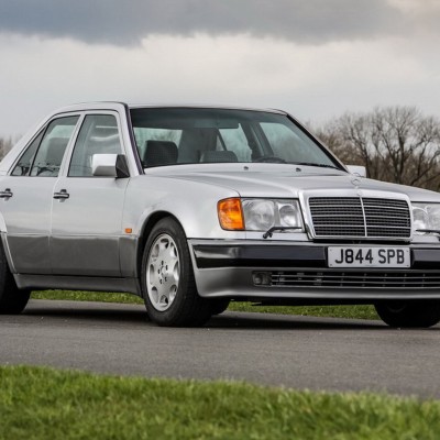 Ποιος ηθοποιός έχει 1 από τις μόλις 29 δεξιοτίμονες Mercedes 500E;