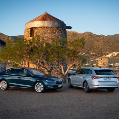 Η νέα Skoda Octavia ποζάρει στο φακό με φόντο την Κρήτη