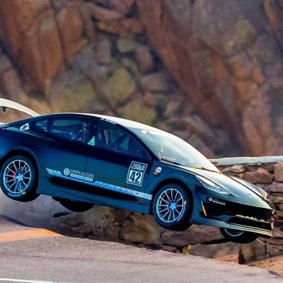 Ένα αγωνιστικό Tesla «απογειώνεται» στο Pikes Peak