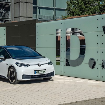 Πόσα εξηλεκτρισμένα αυτοκίνητα πούλησε ο Όμιλος Volkswagen το 2020;