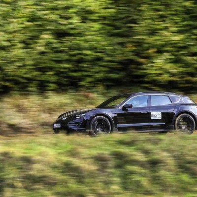 Ο Webber στο τιμόνι της Porsche Taycan Cross Turismo