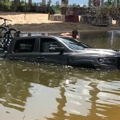 Ο οδηγός αυτού του Ram 1500 TRX πίστευε ότι το αυτοκίνητο είναι άτρωτο!