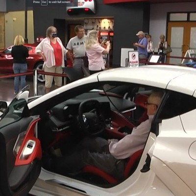 Βετεράνος του 2ου Παγκοσμίου Πολέμου παρέλαβε πρώτος την Corvette Stingray 2022!