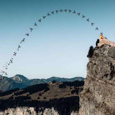 Ατρόμητος αναβάτης πηδάει από τα 135 m με την μηχανή του! [Video]